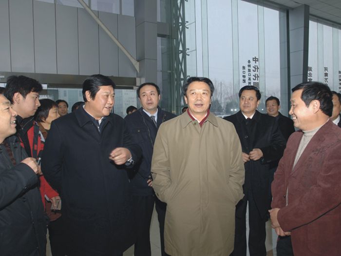 时任中华全国供销合作总社党组书记王君（前排右二）到91香蕉APP下载集团调研